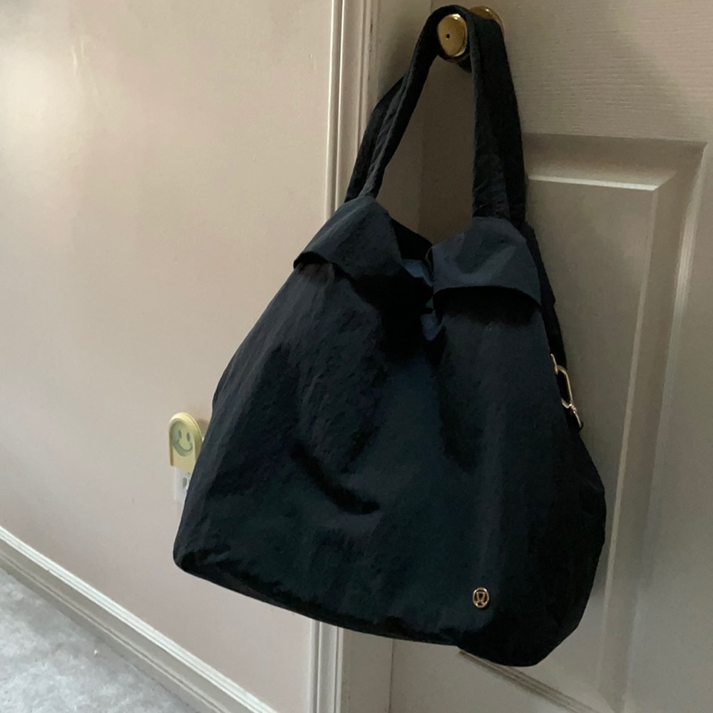 Lululemon on the level bag